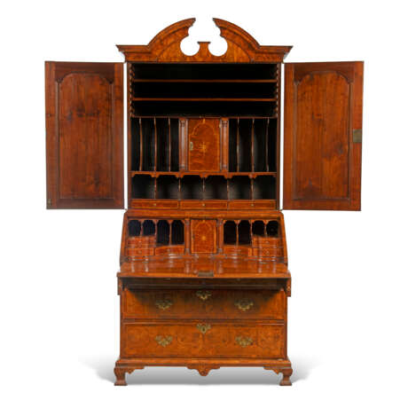 A GEORGE II WALNUT BUREAU CABINET - фото 4