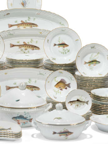 A COMPOSITE RICHARD GINORI (ITALY) PORCELAIN QUENELLE PATTERN PART TABLE-SERVICE - photo 2