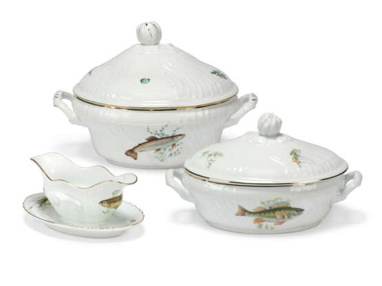 A COMPOSITE RICHARD GINORI (ITALY) PORCELAIN QUENELLE PATTERN PART TABLE-SERVICE - photo 3