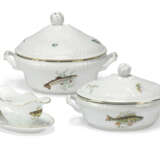 A COMPOSITE RICHARD GINORI (ITALY) PORCELAIN QUENELLE PATTERN PART TABLE-SERVICE - photo 3