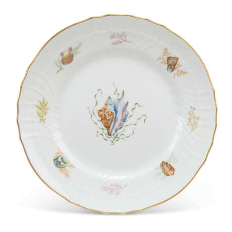 A COMPOSITE RICHARD GINORI (ITALY) PORCELAIN QUENELLE PATTERN PART TABLE-SERVICE - photo 6