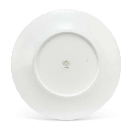 A COMPOSITE RICHARD GINORI (ITALY) PORCELAIN QUENELLE PATTERN PART TABLE-SERVICE - photo 7