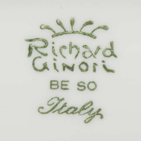 A COMPOSITE RICHARD GINORI (ITALY) PORCELAIN QUENELLE PATTERN PART TABLE-SERVICE - photo 10