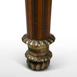 A GEORGE III ORMOLU-MOUNTED HAREWOOD, PADOUK, AMARANTH, HOLLY AND MARQUETRY DEMI-LUNE SIDE TABLE - Foto 6