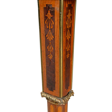 A GEORGE III ORMOLU-MOUNTED HAREWOOD, PADOUK, AMARANTH, HOLLY AND MARQUETRY DEMI-LUNE SIDE TABLE - Foto 7
