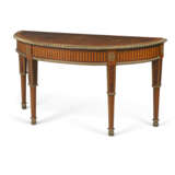 A GEORGE III ORMOLU-MOUNTED HAREWOOD, PADOUK, AMARANTH, HOLLY AND MARQUETRY DEMI-LUNE SIDE TABLE - Foto 8