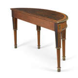 A GEORGE III ORMOLU-MOUNTED HAREWOOD, PADOUK, AMARANTH, HOLLY AND MARQUETRY DEMI-LUNE SIDE TABLE - Foto 9