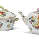 A HEREND PORCELAIN 'FRUITS AND FLOWERS' PATTERN PART TABLE-SERVICE - photo 3
