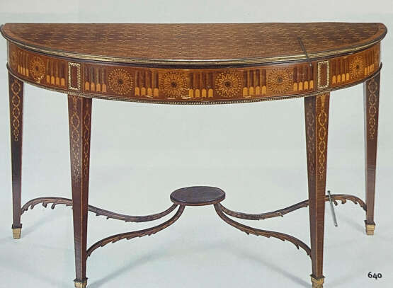 A GEORGE III ORMOLU-MOUNTED HAREWOOD, PADOUK, AMARANTH, HOLLY AND MARQUETRY DEMI-LUNE SIDE TABLE - Foto 11