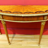 A GEORGE III ORMOLU-MOUNTED HAREWOOD, PADOUK, AMARANTH, HOLLY AND MARQUETRY DEMI-LUNE SIDE TABLE - Foto 12