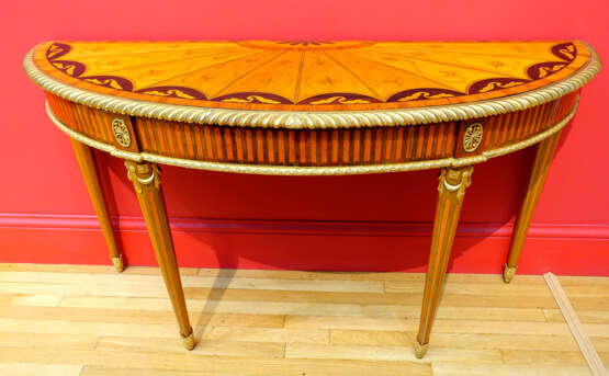 A GEORGE III ORMOLU-MOUNTED HAREWOOD, PADOUK, AMARANTH, HOLLY AND MARQUETRY DEMI-LUNE SIDE TABLE - Foto 12