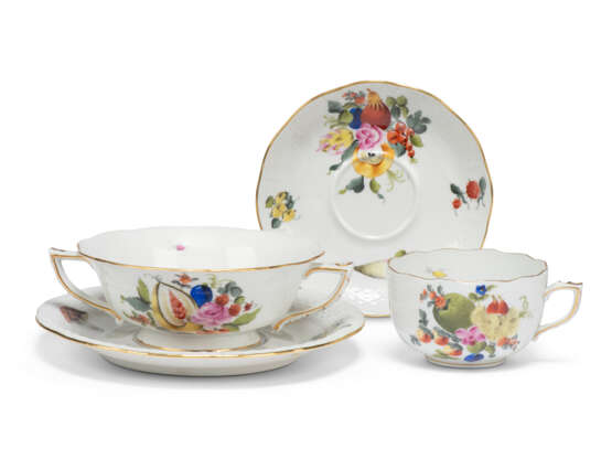 A HEREND PORCELAIN 'FRUITS AND FLOWERS' PATTERN PART TABLE-SERVICE - photo 8