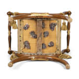 A PAIR OF REGENCY SIMULATED-ROSEWOOD AND PARCEL-GILT X-SHAPED STOOLS - фото 6