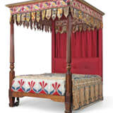 AN EARLY VICTORIAN MAHOGANY AND POLYCHROME-PAINTED FOUR-POST BED - Foto 1