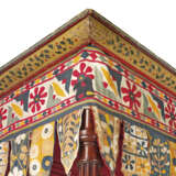 AN EARLY VICTORIAN MAHOGANY AND POLYCHROME-PAINTED FOUR-POST BED - Foto 2