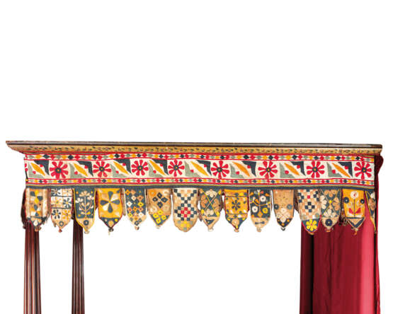 AN EARLY VICTORIAN MAHOGANY AND POLYCHROME-PAINTED FOUR-POST BED - Foto 3