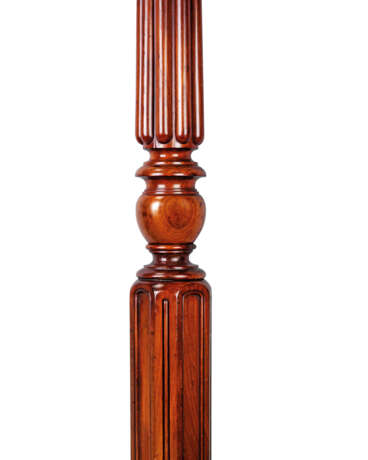 AN EARLY VICTORIAN MAHOGANY AND POLYCHROME-PAINTED FOUR-POST BED - Foto 4