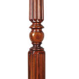 AN EARLY VICTORIAN MAHOGANY AND POLYCHROME-PAINTED FOUR-POST BED - Foto 4