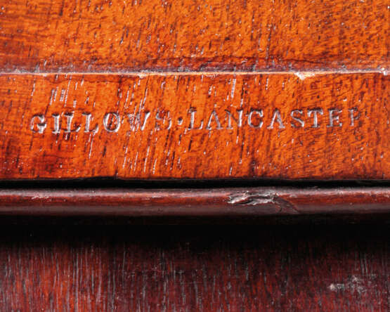 AN EARLY VICTORIAN MAHOGANY AND POLYCHROME-PAINTED FOUR-POST BED - Foto 5