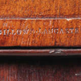 AN EARLY VICTORIAN MAHOGANY AND POLYCHROME-PAINTED FOUR-POST BED - Foto 5