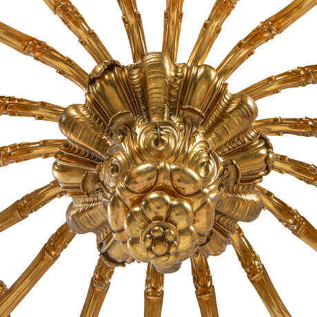 AN ENGLISH ORMOLU EIGHTEEN-LIGHT CHANDELIER - Foto 2