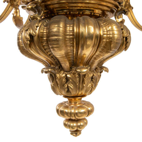 AN ENGLISH ORMOLU EIGHTEEN-LIGHT CHANDELIER - Foto 3