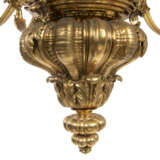 AN ENGLISH ORMOLU EIGHTEEN-LIGHT CHANDELIER - Foto 3