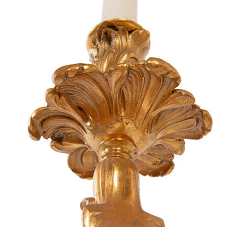 AN ENGLISH ORMOLU EIGHTEEN-LIGHT CHANDELIER - Foto 4