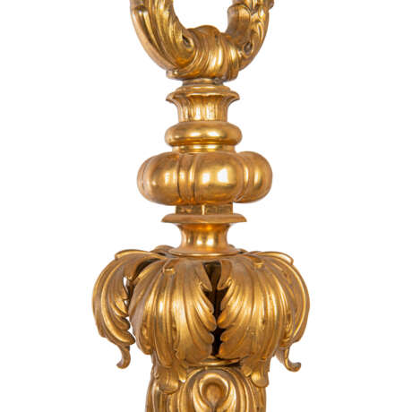 AN ENGLISH ORMOLU EIGHTEEN-LIGHT CHANDELIER - Foto 5