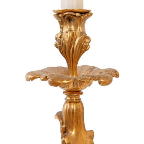 AN ENGLISH ORMOLU EIGHTEEN-LIGHT CHANDELIER - Foto 7