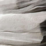 WHITE MARBLE FIGURE OF SUSANNAH - Foto 3