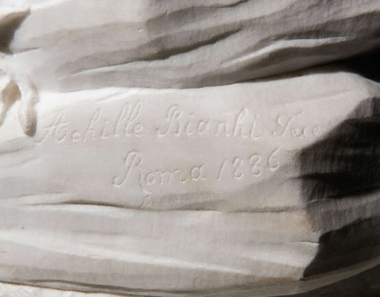 WHITE MARBLE FIGURE OF SUSANNAH - Foto 3