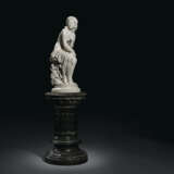 WHITE MARBLE FIGURE OF SUSANNAH - Foto 4