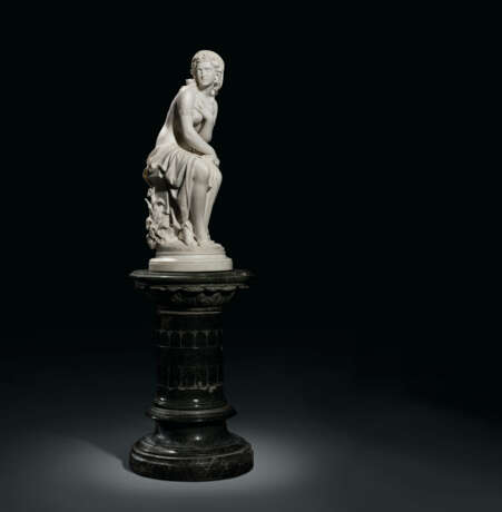WHITE MARBLE FIGURE OF SUSANNAH - Foto 4