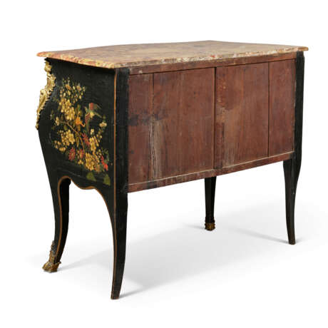 A LOUIS XV ORMOLU-MOUNTED COROMANDEL LACQUER AND VERNIS MARTIN COMMODE - Foto 8