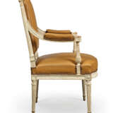 A SET OF FOUR LOUIS XVI GREY-PAINTED FAUTEUILS - Foto 2