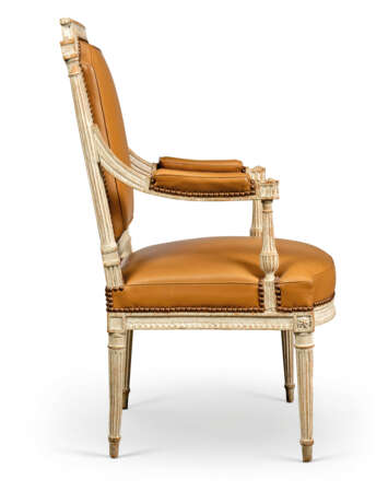 A SET OF FOUR LOUIS XVI GREY-PAINTED FAUTEUILS - Foto 2