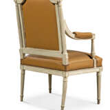 A SET OF FOUR LOUIS XVI GREY-PAINTED FAUTEUILS - Foto 3