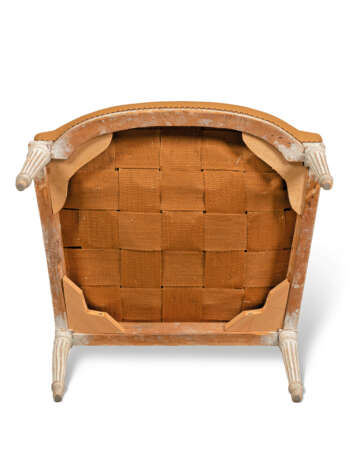 A SET OF FOUR LOUIS XVI GREY-PAINTED FAUTEUILS - Foto 4