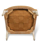 A SET OF FOUR LOUIS XVI GREY-PAINTED FAUTEUILS - Foto 4