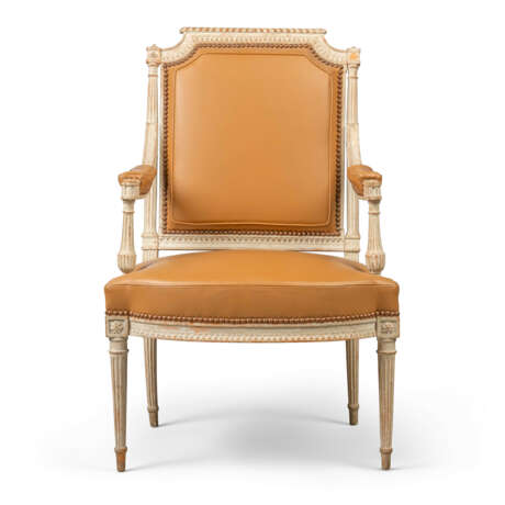 A SET OF FOUR LOUIS XVI GREY-PAINTED FAUTEUILS - Foto 5