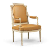 A SET OF FOUR LOUIS XVI GREY-PAINTED FAUTEUILS - Foto 6
