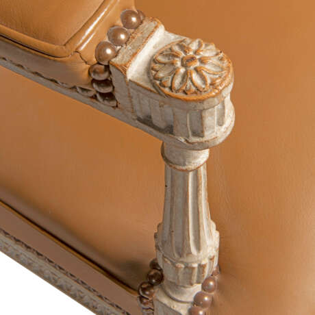 A SET OF FOUR LOUIS XVI GREY-PAINTED FAUTEUILS - Foto 7