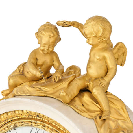 A LOUIS XVI ORMOLU-MOUNTED WHITE MARBLE MANTEL CLOCK - photo 6