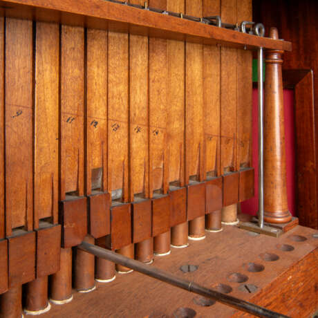 A GERMAN ORMOLU-MOUNTED AND BRASS-INLAID MAHOGANY STRIKING MUSICAL ORGAN CLOCK WITH DULCIMER - photo 11