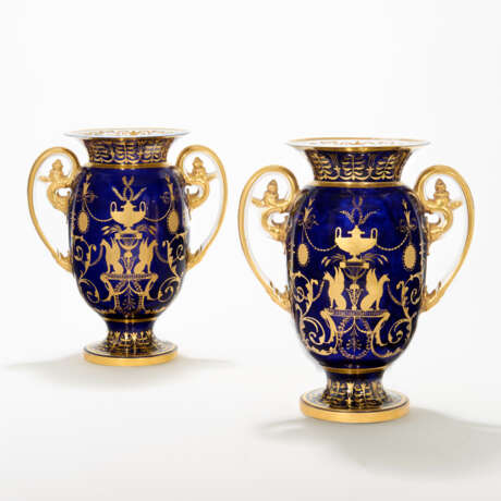 A PAIR OF SPODE PORCELAIN COBALT BLUE-GROUND NEO-CLASSICAL VASES - photo 2