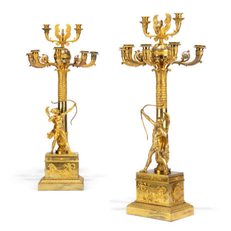 A PAIR OF LARGE EMPIRE ORMOLU SEVEN-LIGHT CANDELABRA - Foto 1