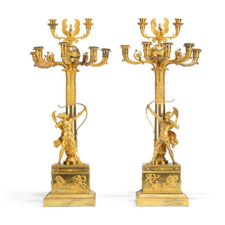 A PAIR OF LARGE EMPIRE ORMOLU SEVEN-LIGHT CANDELABRA - Foto 2