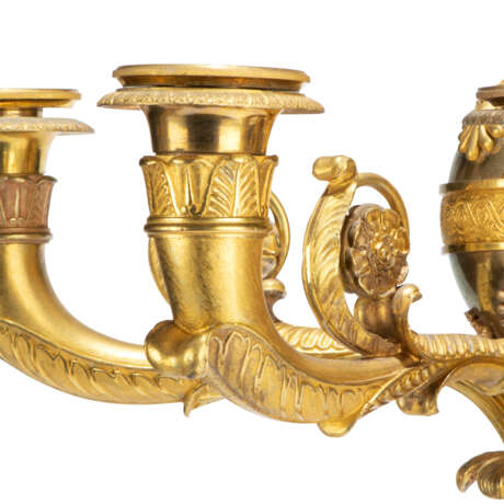 A PAIR OF LARGE EMPIRE ORMOLU SEVEN-LIGHT CANDELABRA - Foto 3
