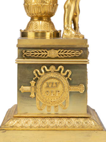 A PAIR OF LARGE EMPIRE ORMOLU SEVEN-LIGHT CANDELABRA - Foto 5